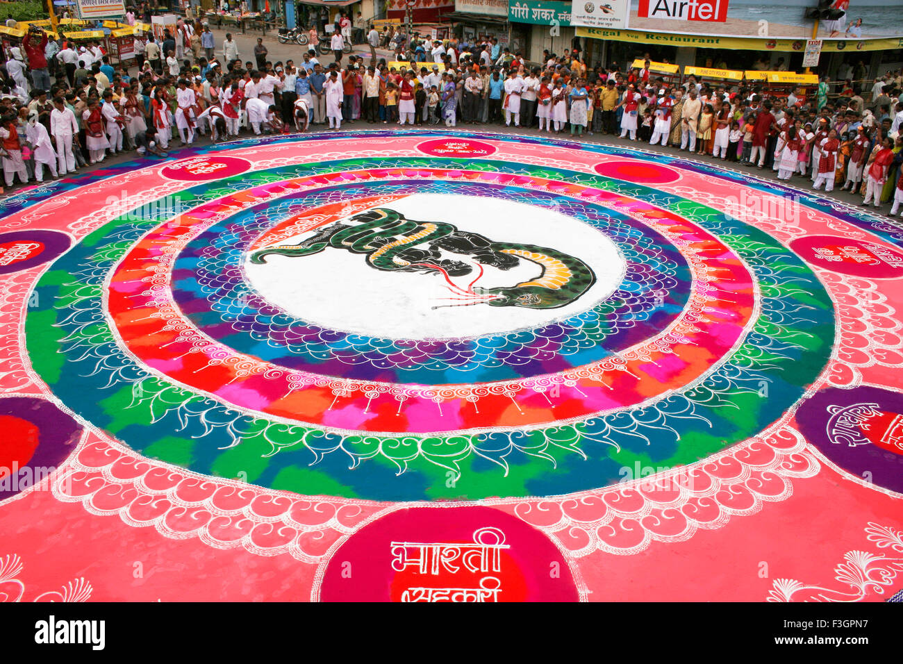 Circulaire énorme appelé l'oeuvre et du patrimoine culturel traditionnel rangoli art de l'Inde ; Pune Maharashtra ; Inde ; Banque D'Images