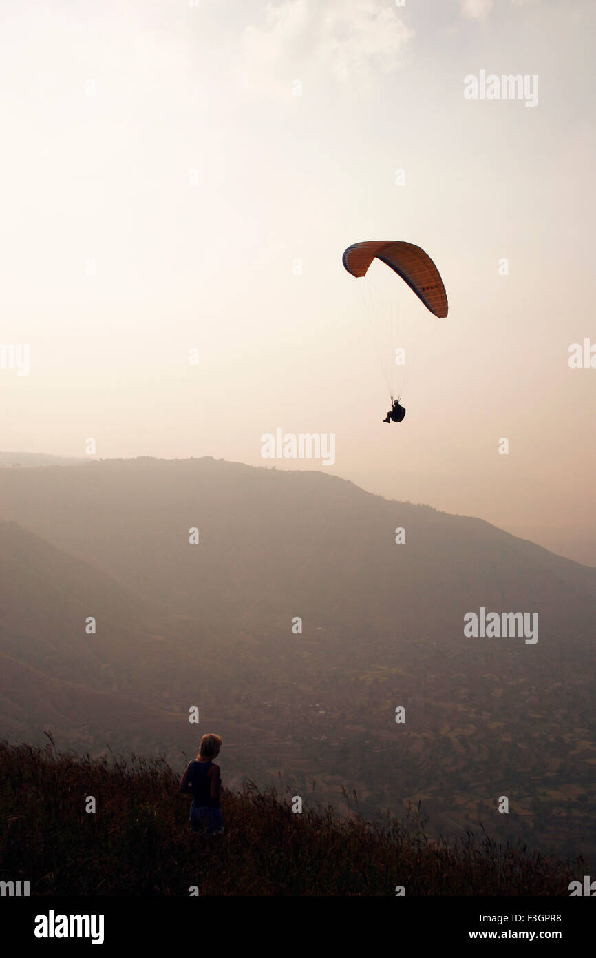 Vol en parapente dans le ciel élevé bénéficiant d ; ; ; Inde Maharashtra Panchgani Banque D'Images
