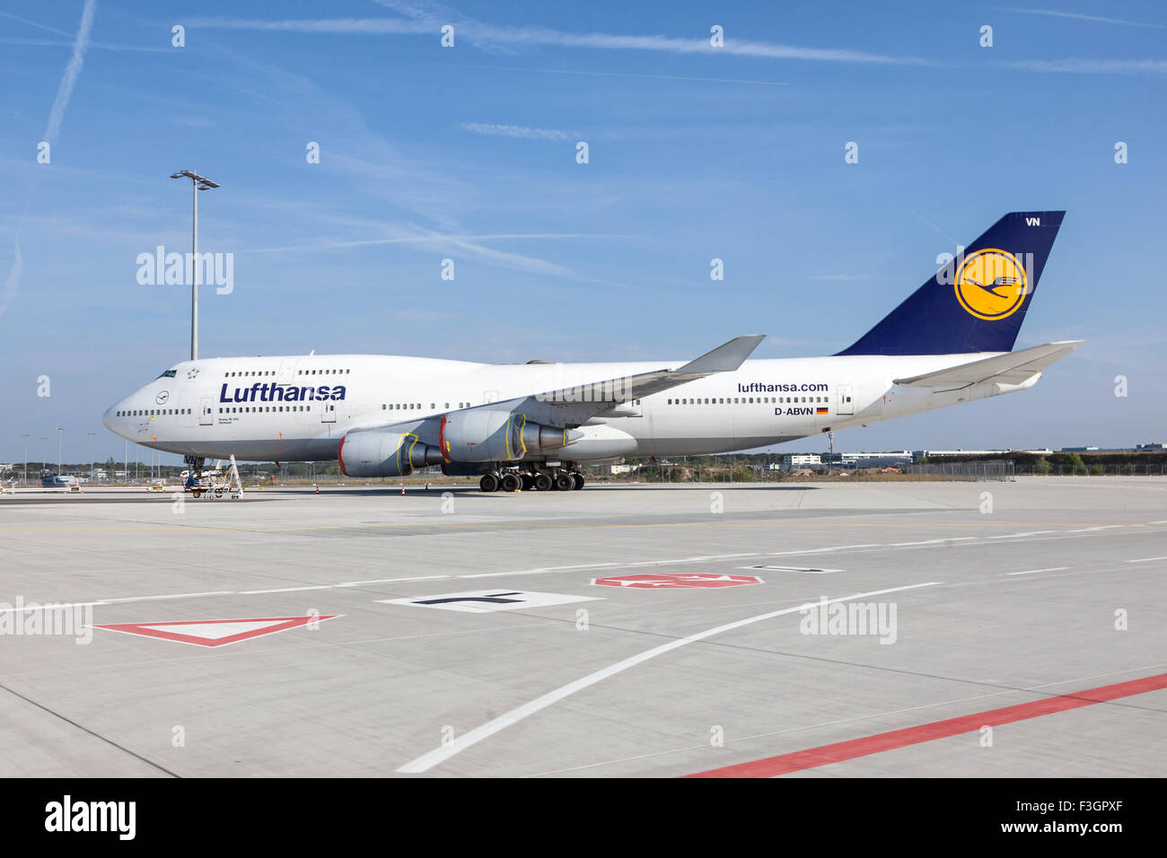 Lufthansa Boeing 747-8 à la piste de l'aéroport de Francfort. Banque D'Images