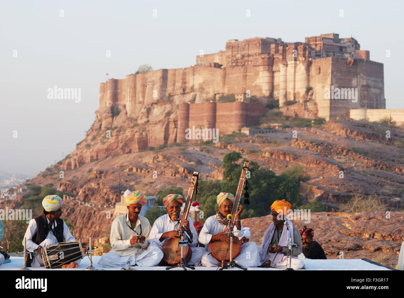 Retour de la musique folk ; drop fort Mehrangarh Jodhpur Rajasthan ; Inde ; Banque D'Images