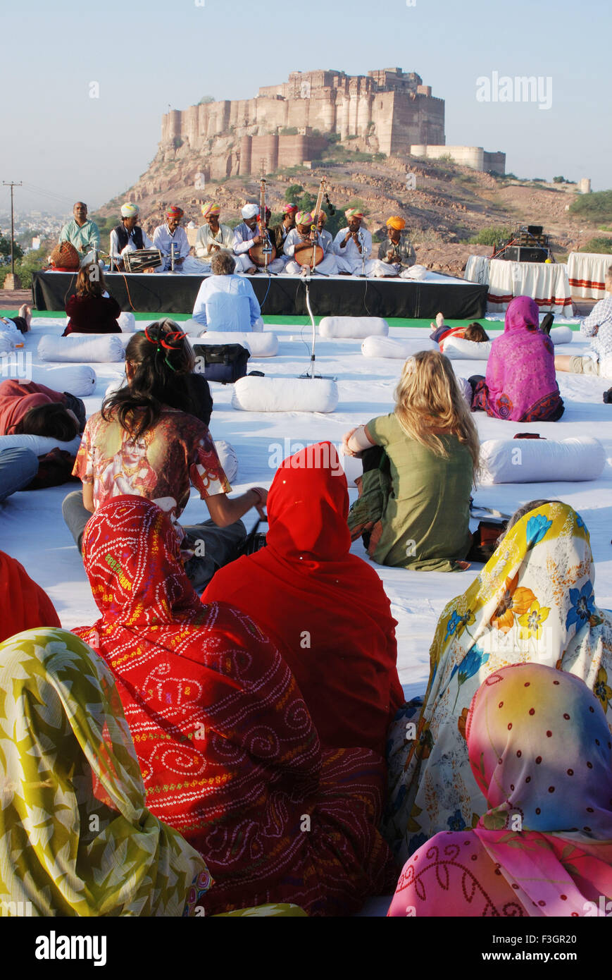 Mesdames profiter matin concert au cours du festival de Marwar Jodhpur Rajasthan ; ; ; l'Inde Banque D'Images