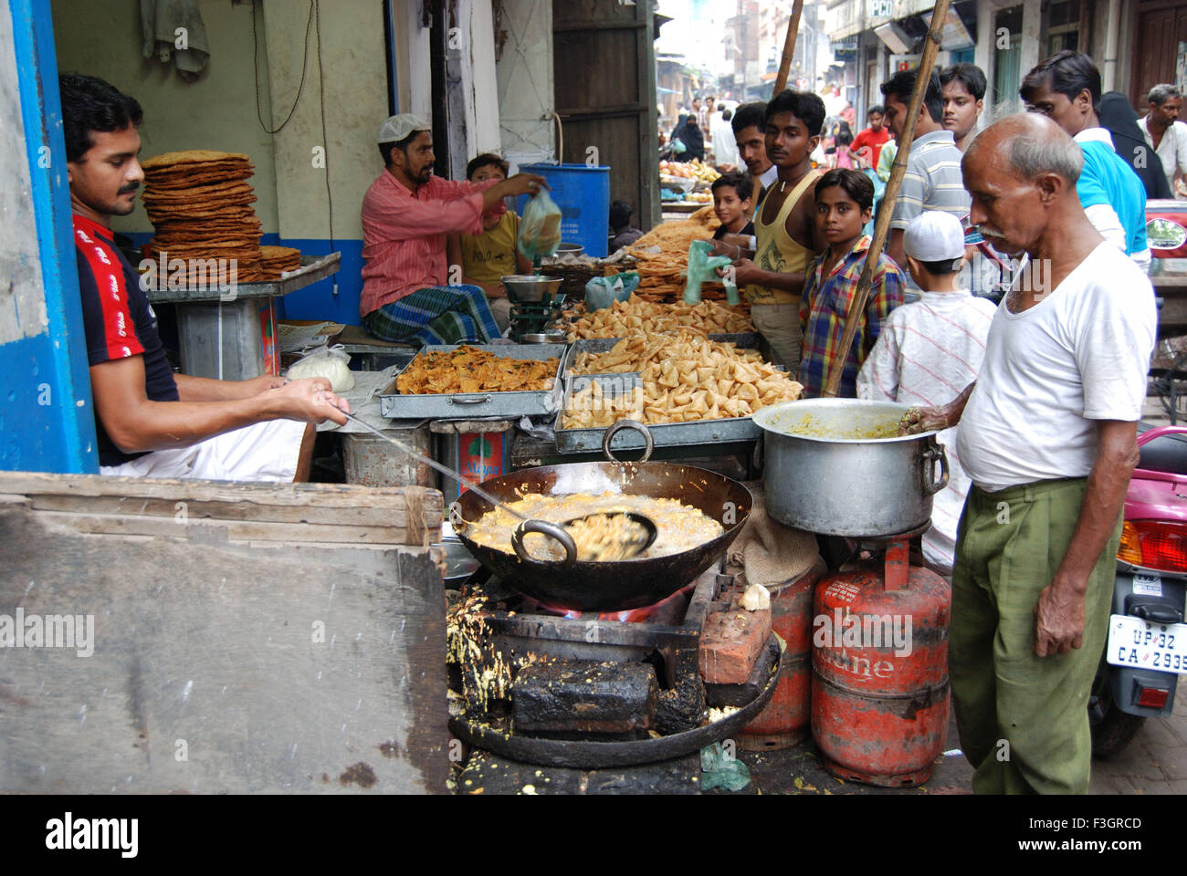 Dans le vieux magasin Namkeen Lucknow ; Uttar Pradesh en Inde ; Banque D'Images