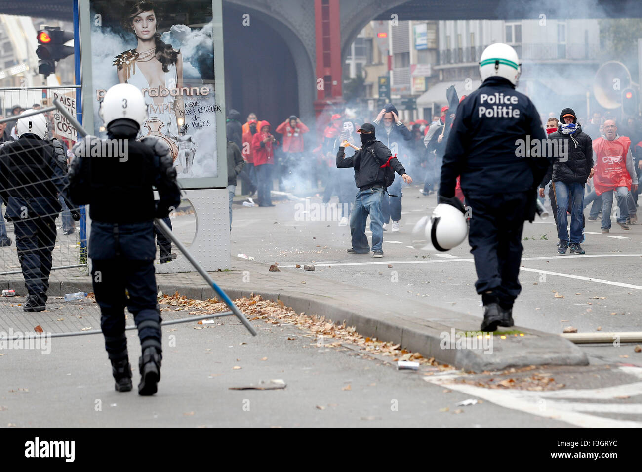 Bruxelles, Belgique. 7 Oct, 2015. La police anti-émeute en conflit avec les manifestants lors d'une marche contre la réforme du gouvernement et des mesures de réduction des coûts à Bruxelles, Belgique, le 7 octobre 2015. Credit : Ye Pingfan/Xinhua/Alamy Live News Banque D'Images