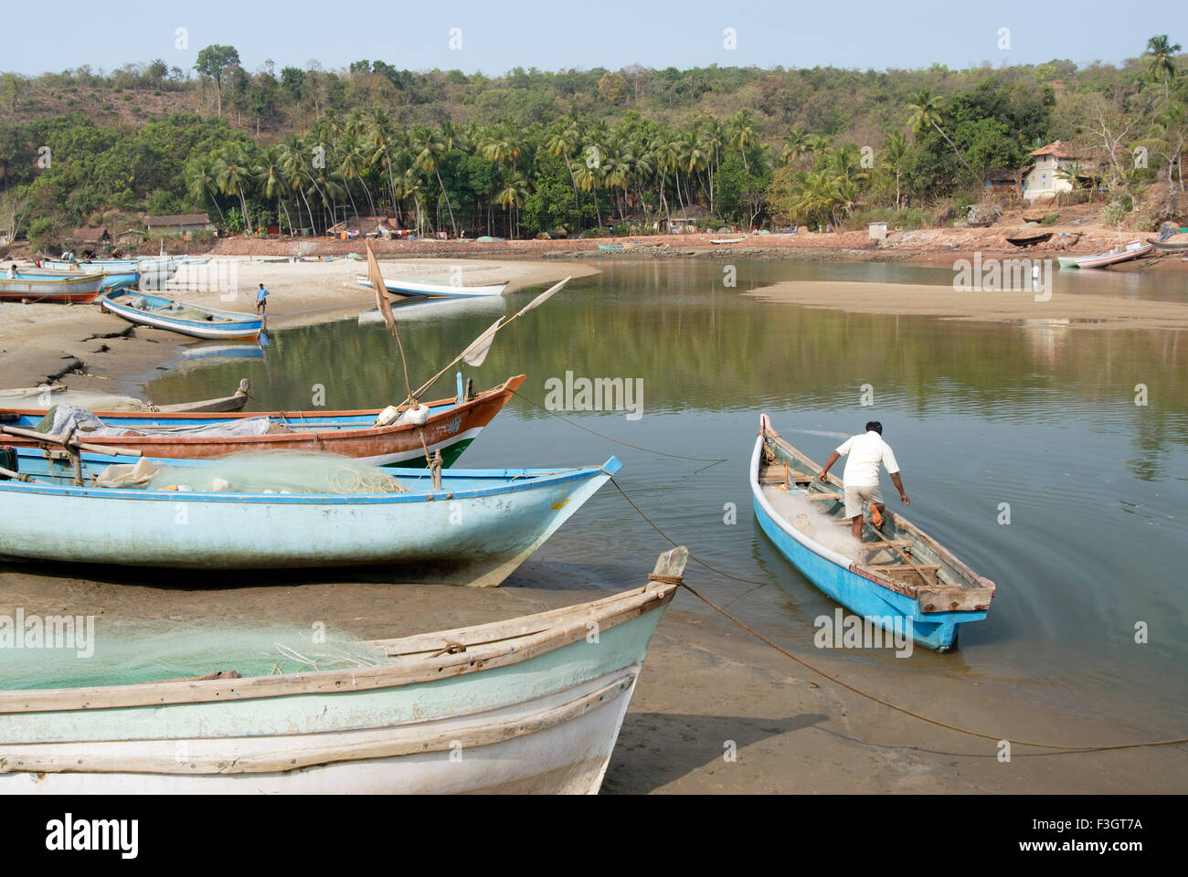 Voir d'nivati bandar port et bateaux de pêche en stationnement taluka Vengurla district ; Sindhudurga ; Maharashtra Inde ; Asie ; Banque D'Images