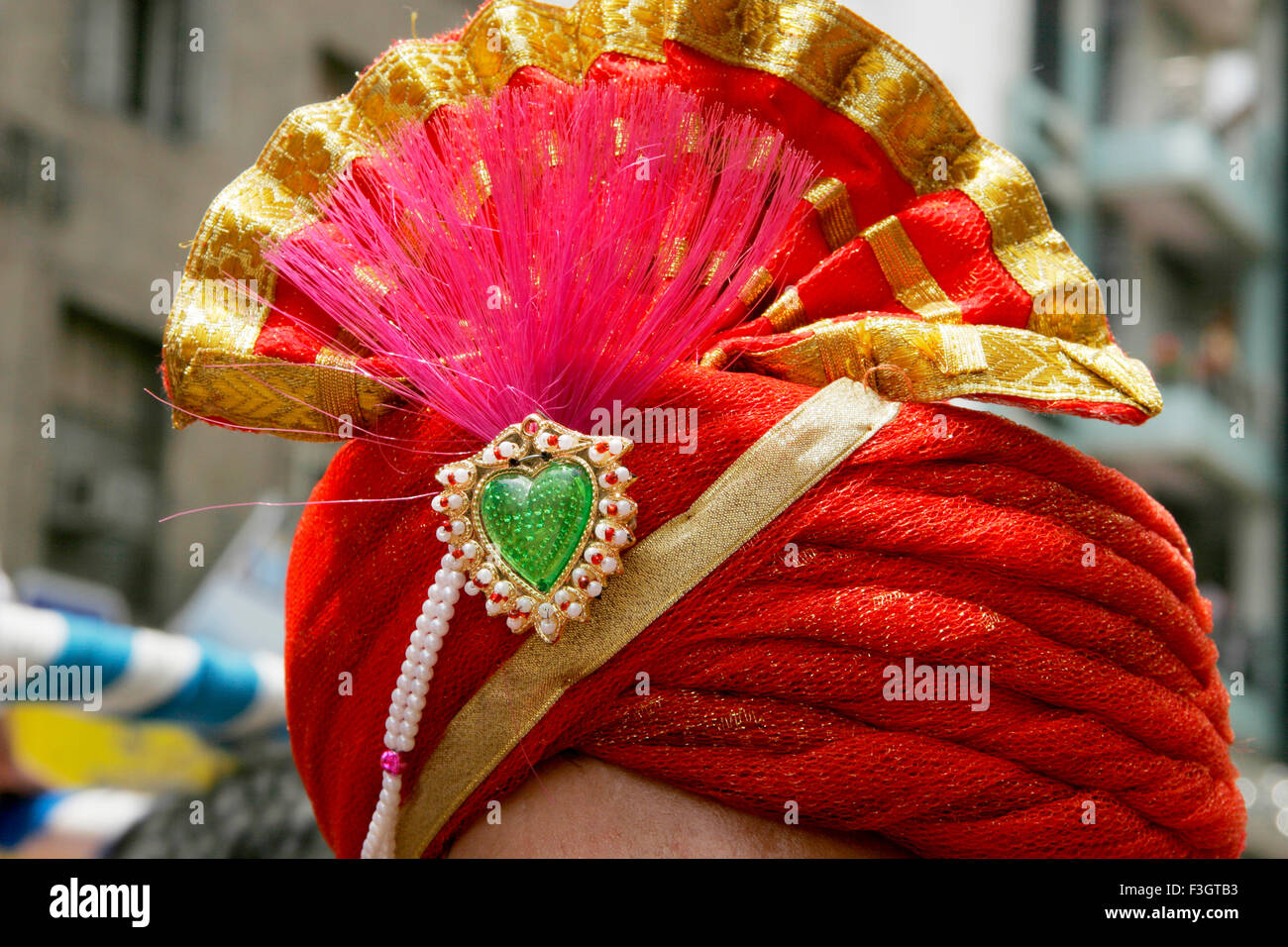 Couvre-chef indien brocade feta sangles fil d'or jari patti aborder des pierres précieuses synthétiques Pune Maharashtra perles kulgi Banque D'Images