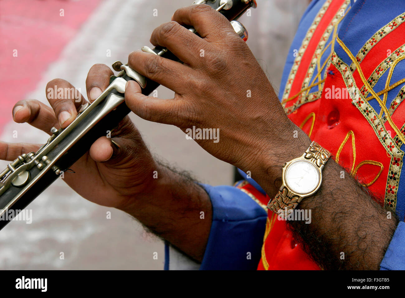 Mains de joueur de flûte joué bajawalawear watch festival d'immersion le dieu Ganesh Pune Maharashtra Banque D'Images