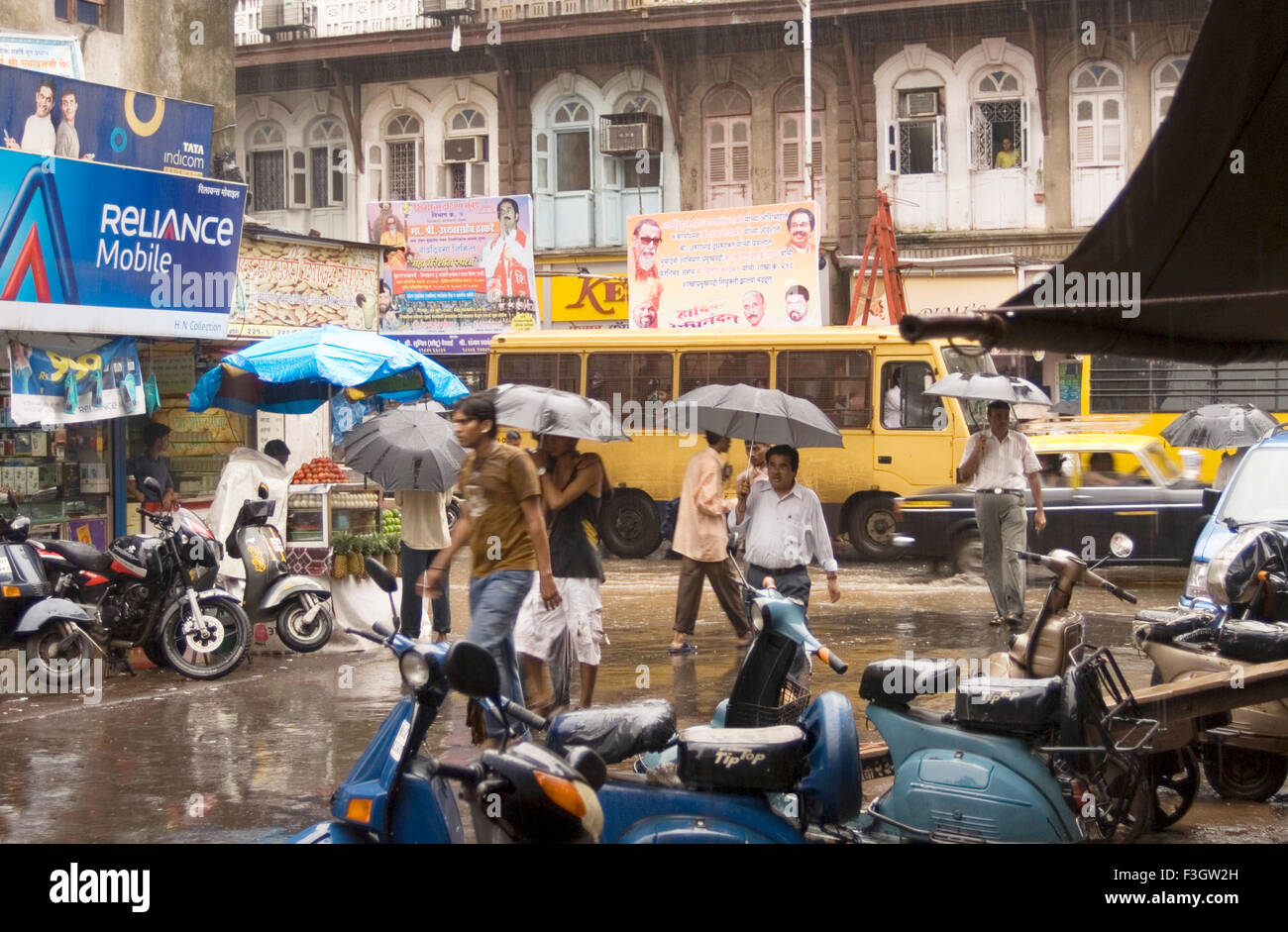 Période de mousson personnes avec parapluie sur route de Bombay Mumbai Maharashtra ; Inde ; Banque D'Images
