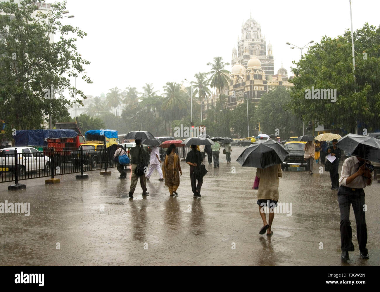 De fortes pluies et des personnes avec la station Churchgate parapluie ; mousson Bombay Mumbai Maharashtra ; Inde ; Banque D'Images