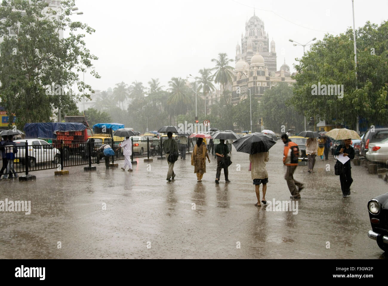 De fortes pluies et des personnes avec la station Churchgate parapluie ; mousson Bombay Mumbai Maharashtra ; Inde ; Banque D'Images