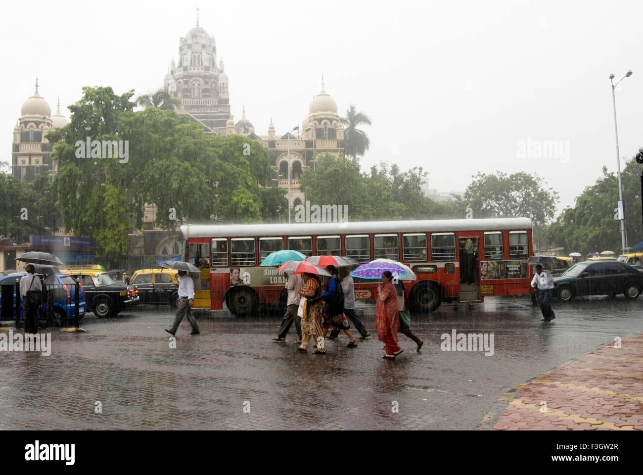 De fortes pluies et des personnes avec la station Churchgate parapluie ; mousson Bombay Mumbai Maharashtra ; Inde ; Banque D'Images