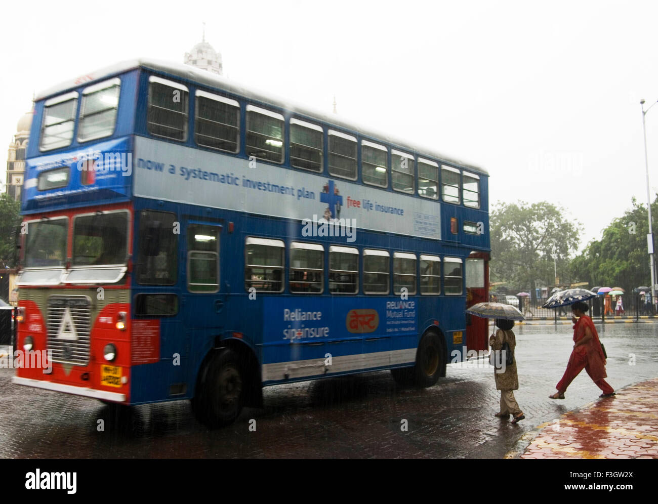 La forte pluie et les gens avec parapluie et transport à ; la mousson Bombay Mumbai Maharashtra ; Inde ; Banque D'Images
