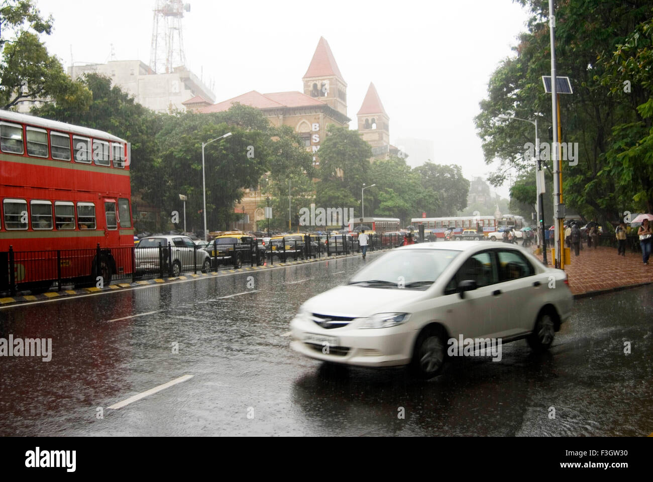 Forte pluie ou du système de transport en trafic Bombay Mumbai Maharashtra ; Inde ; Banque D'Images