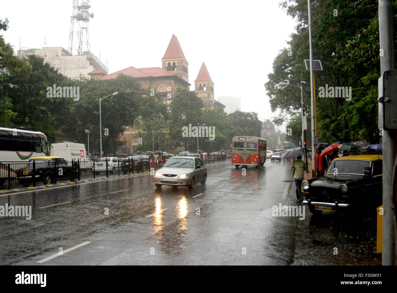 La forte pluie et les gens avec parapluie et le système de transport dans la région de Bombay Mumbai Maharashtra ; Inde ; Banque D'Images