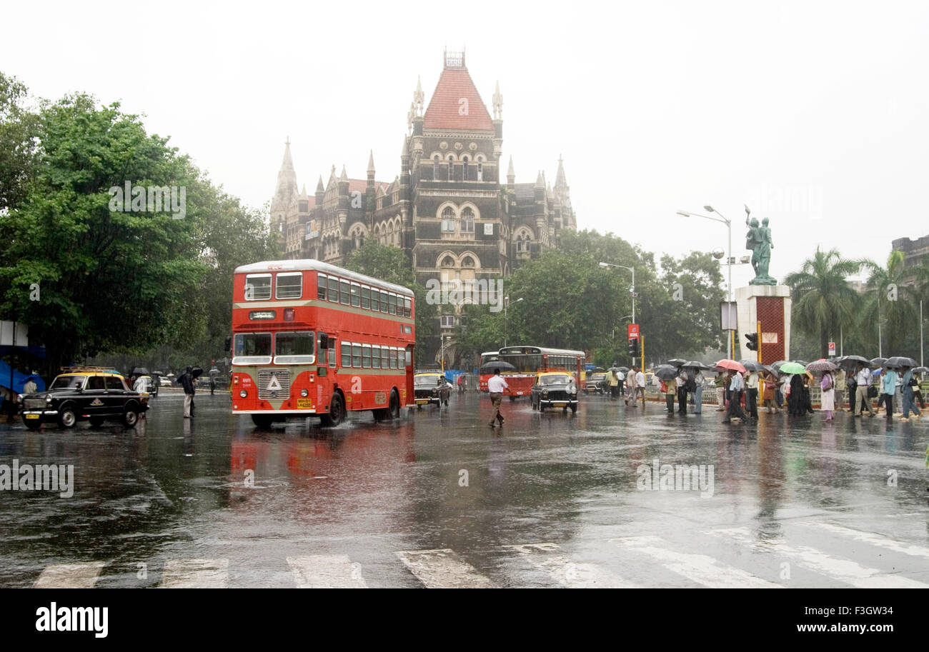 La forte pluie et les gens avec parapluie et le système de transport dans la région de Fort ; Bombay Mumbai Maharashtra ; Inde ; Banque D'Images