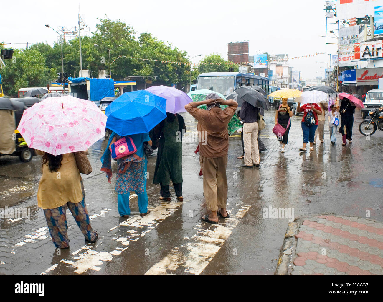 De fortes pluies et des personnes essayant de traverser la route à Bandra ; Bombay Mumbai Maharashtra ; Inde ; Banque D'Images