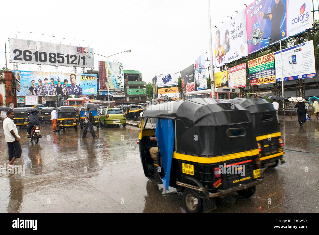 De fortes pluies et du trafic à la gare de Bandra et grande taille ; affiches ; Bombay Mumbai Maharashtra Inde ; Banque D'Images