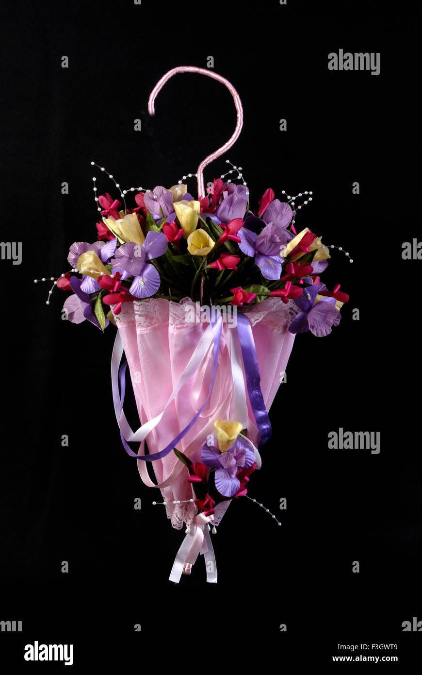 Suite Nuptiale utilisé dans parapluie de mariage chrétien nom de l'iris et de fleurs en tissu satin de crocus Banque D'Images