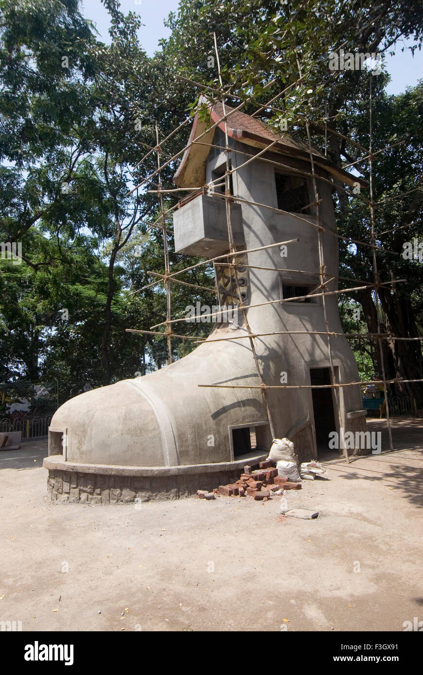 La réparation d'une grande chaussure de taille au jardin suspendu Malabar hill ; Bombay Mumbai Maharashtra ; Inde ; Banque D'Images