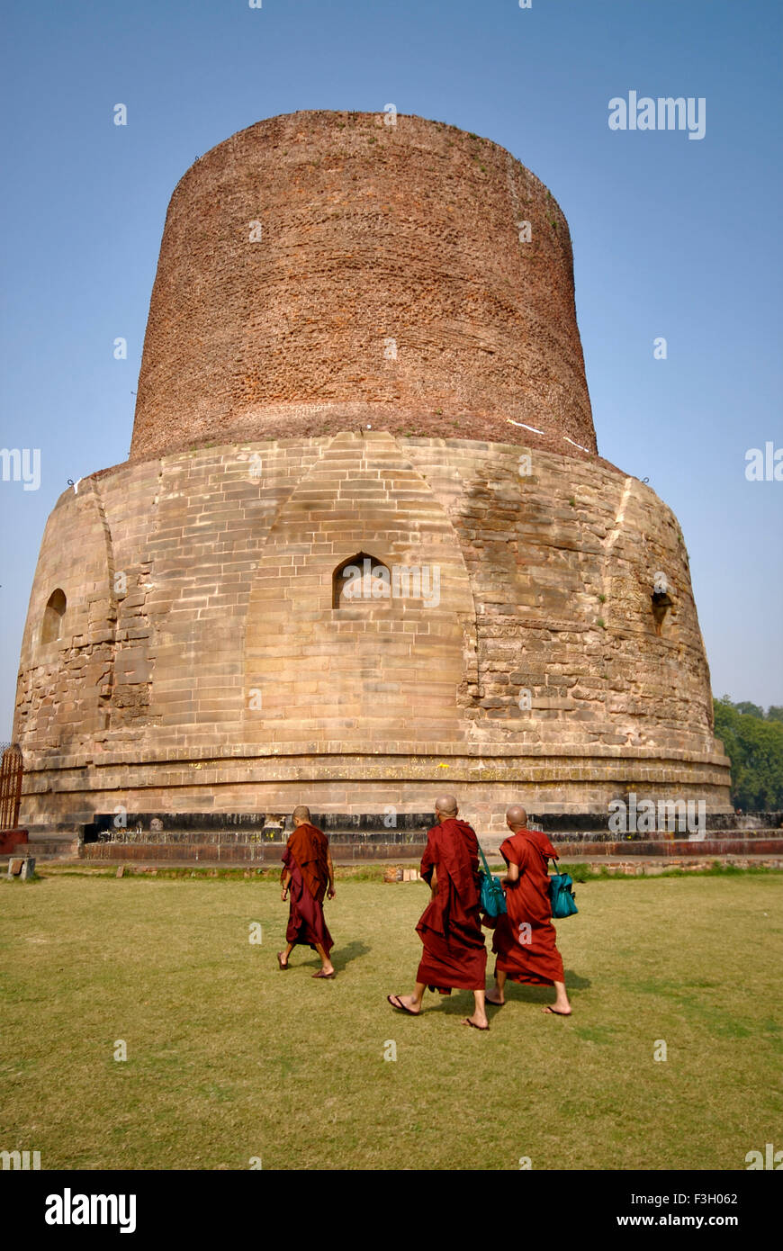 Bhikkhus ou moines bouddhistes bhiksu passé monastique Dhamekh Stoupa s ; ; ; Sarnath Varanasi Uttar Pradesh en Inde ; Banque D'Images