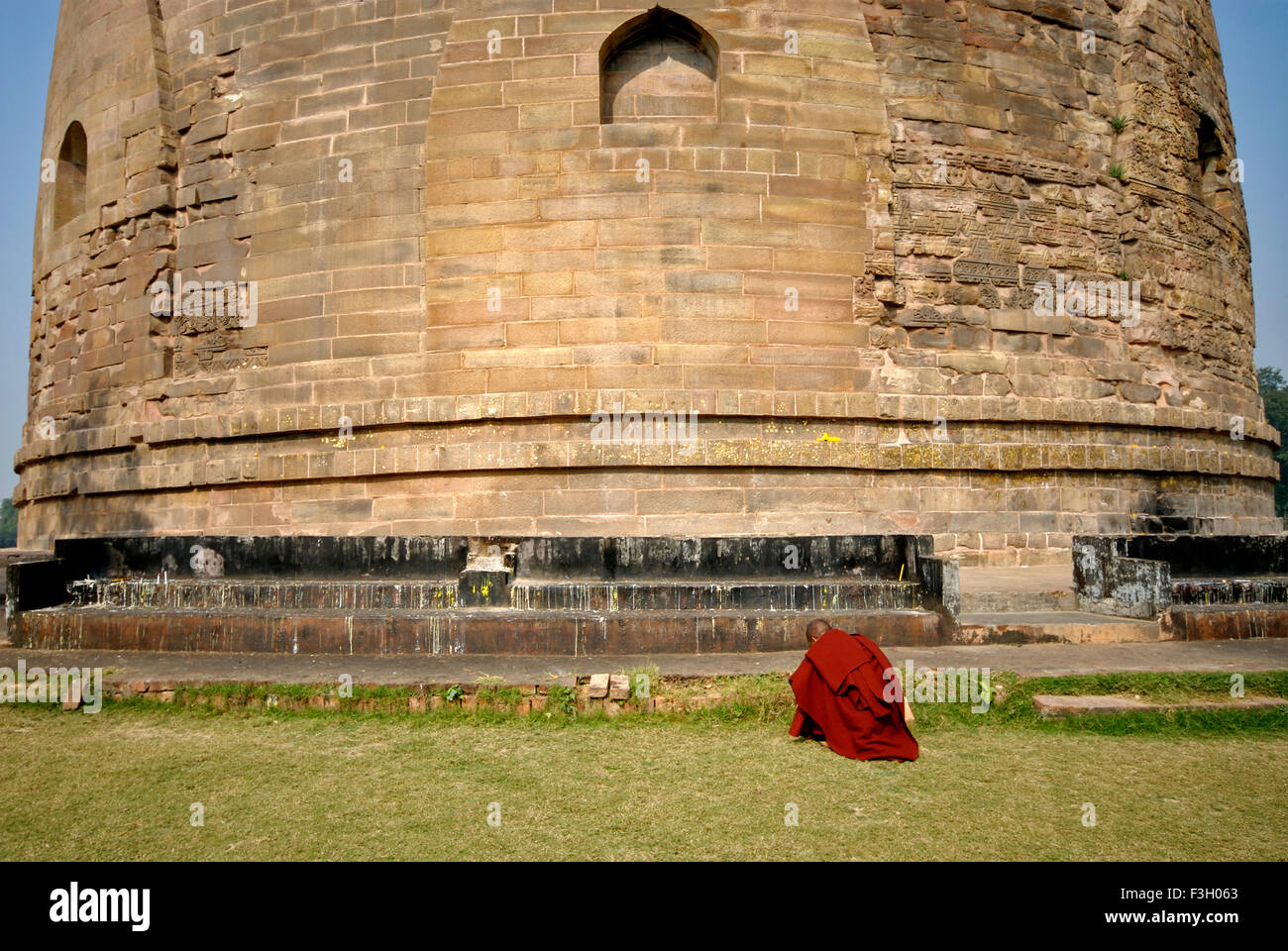 Moines bouddhistes bhiksu bhikkhu ou à pied passé monastique Dhamekh Stoupa s ; ; ; Sarnath Varanasi Uttar Pradesh en Inde ; Banque D'Images