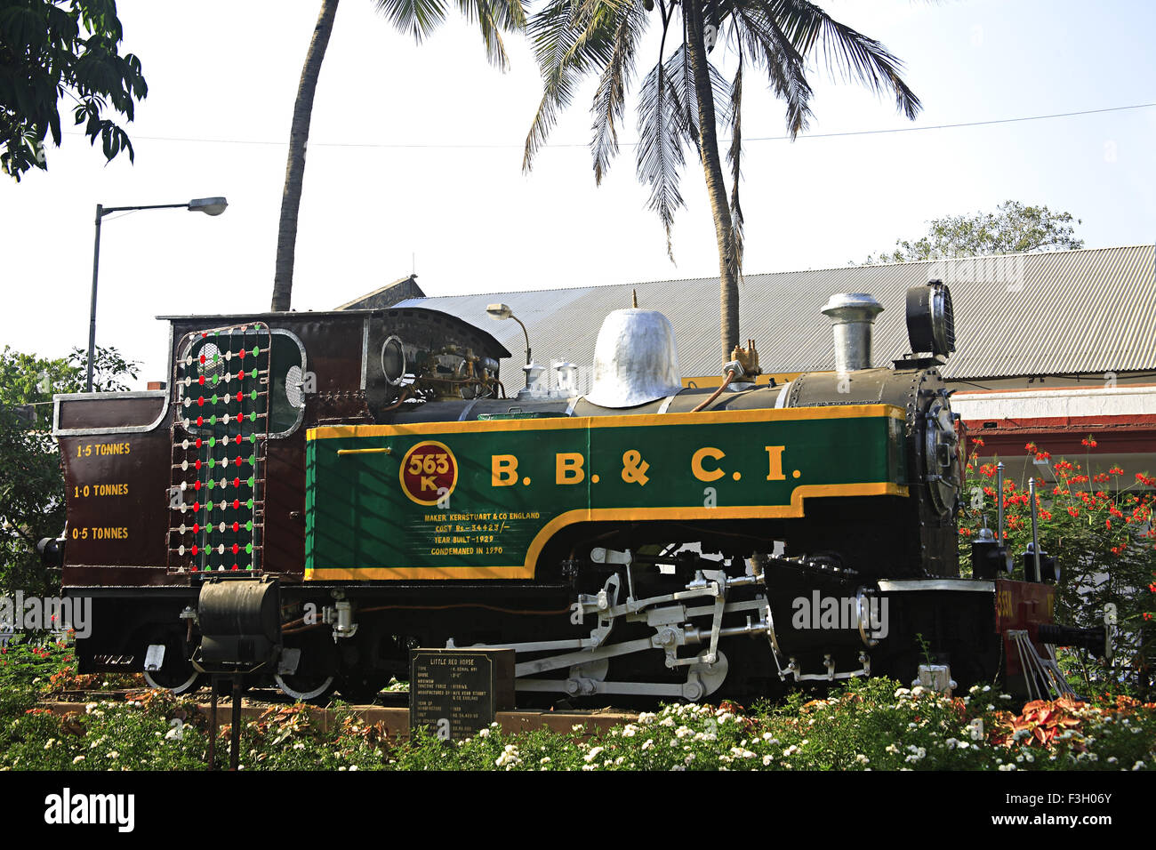 Ancien moteur au rail central Mumbai terminus à la Dre Anand Nair Marg appelé comme route Lamington ; Bombay Mumbai Banque D'Images