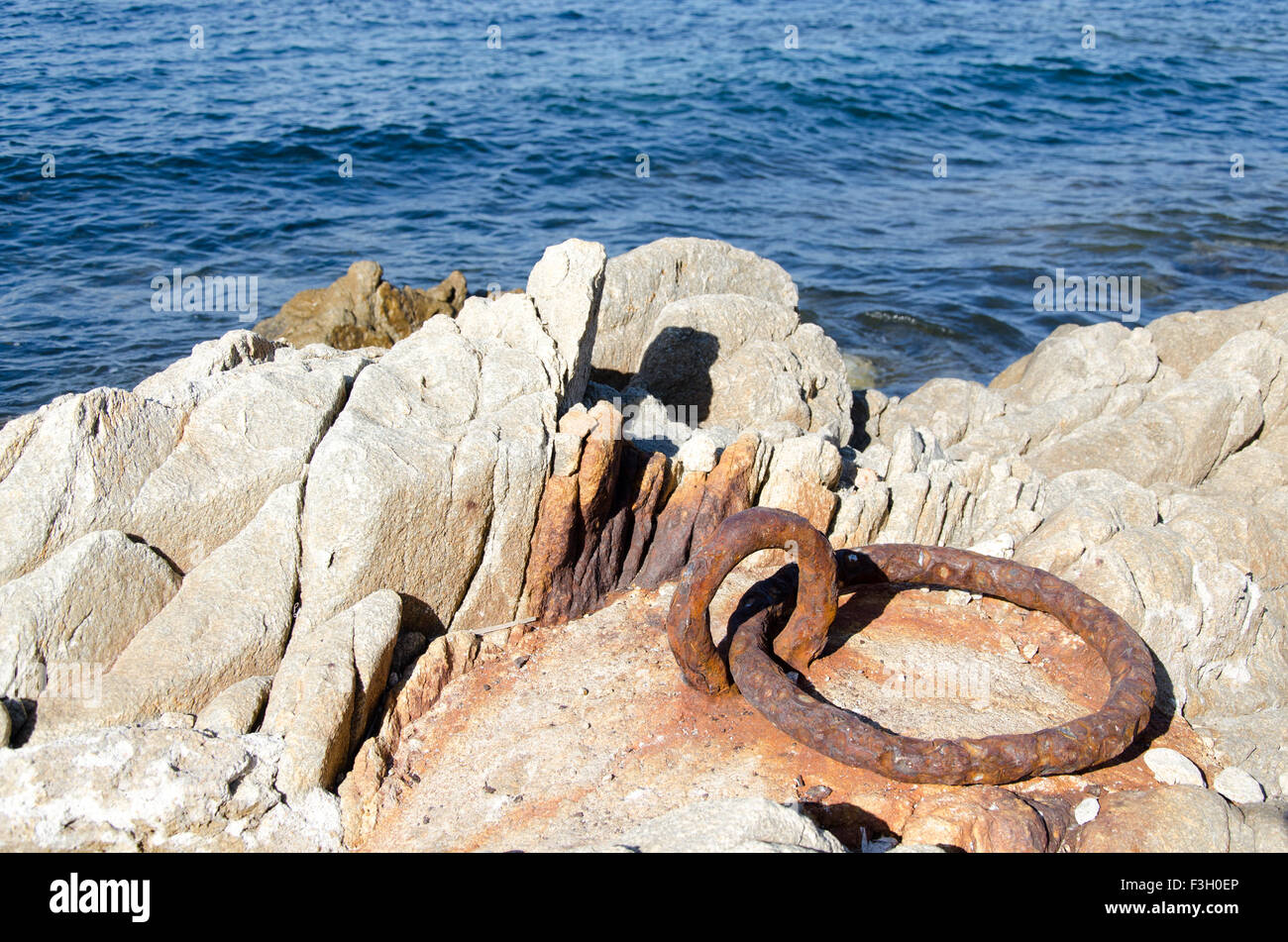 Rusty ring cercle avec une vue sur la mer Banque D'Images