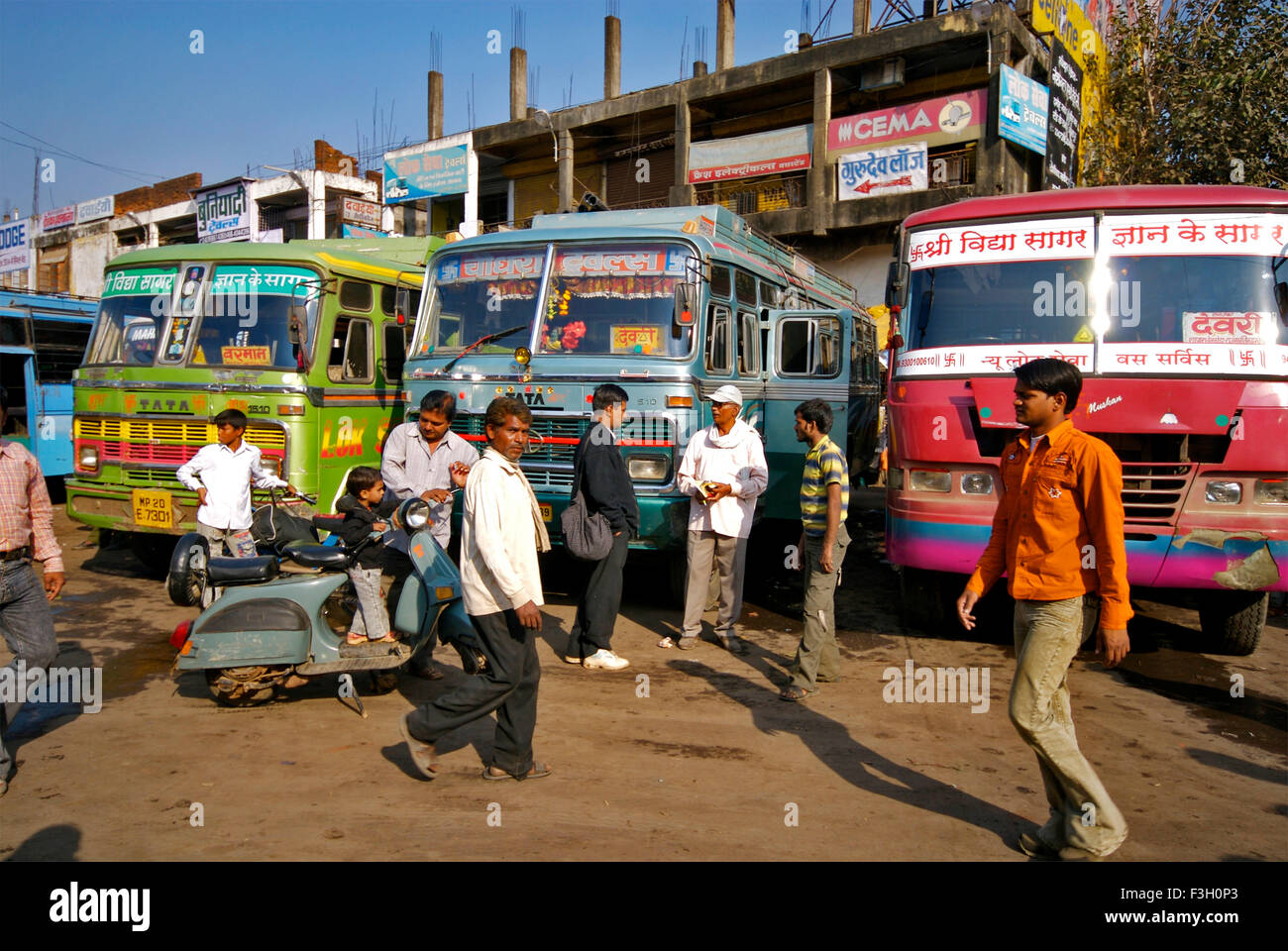 Les gens passent devant les bus à l'arrêt de bus ; Madhya Pradesh ; Jabalpur Inde ; Banque D'Images
