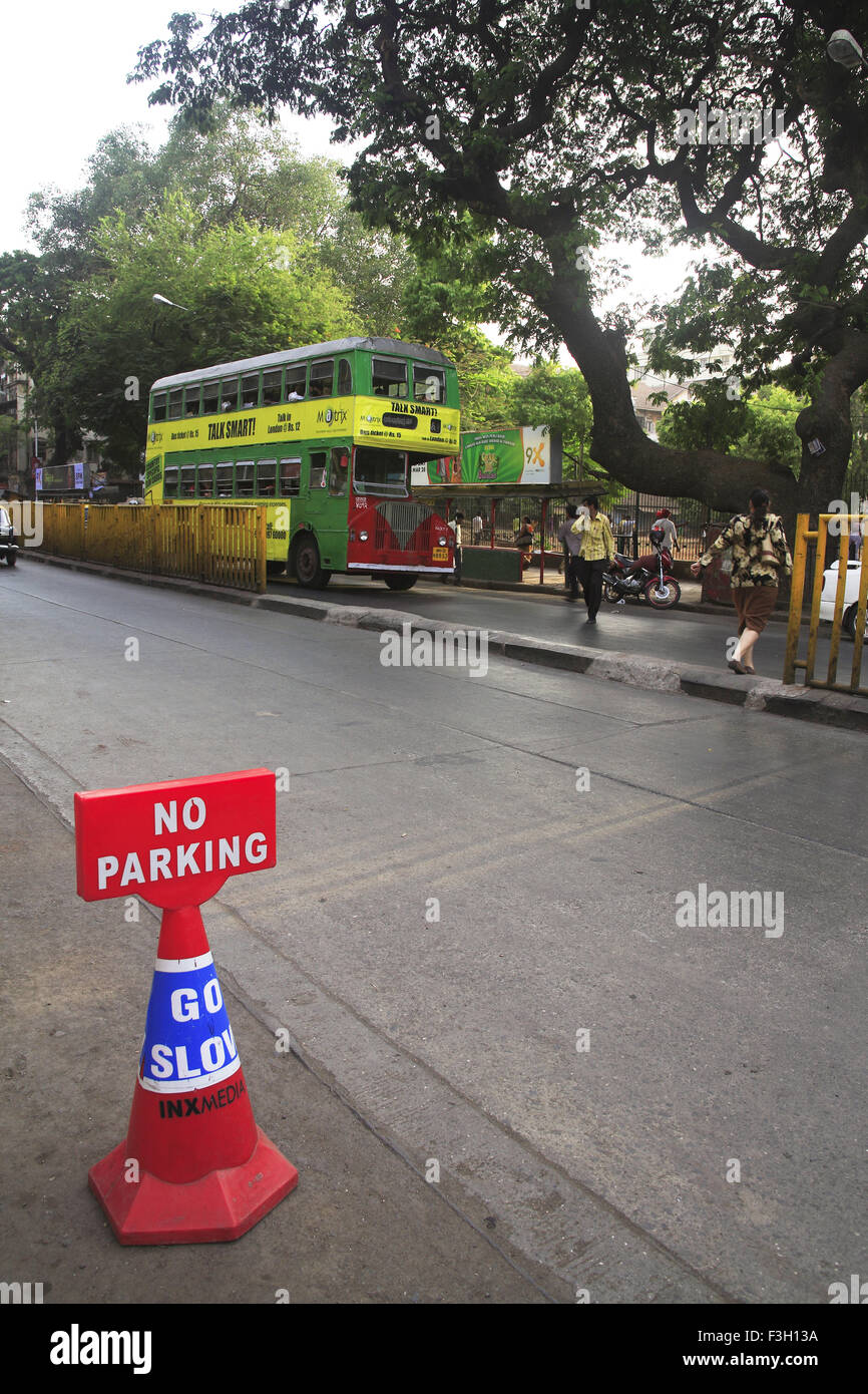 Aucun stationnement aller lentement board ; DR. Bhadkamkar Dadasaheb road ; Grant Road ; Bombay maintenant Mumbai Maharashtra ; Inde ; Banque D'Images