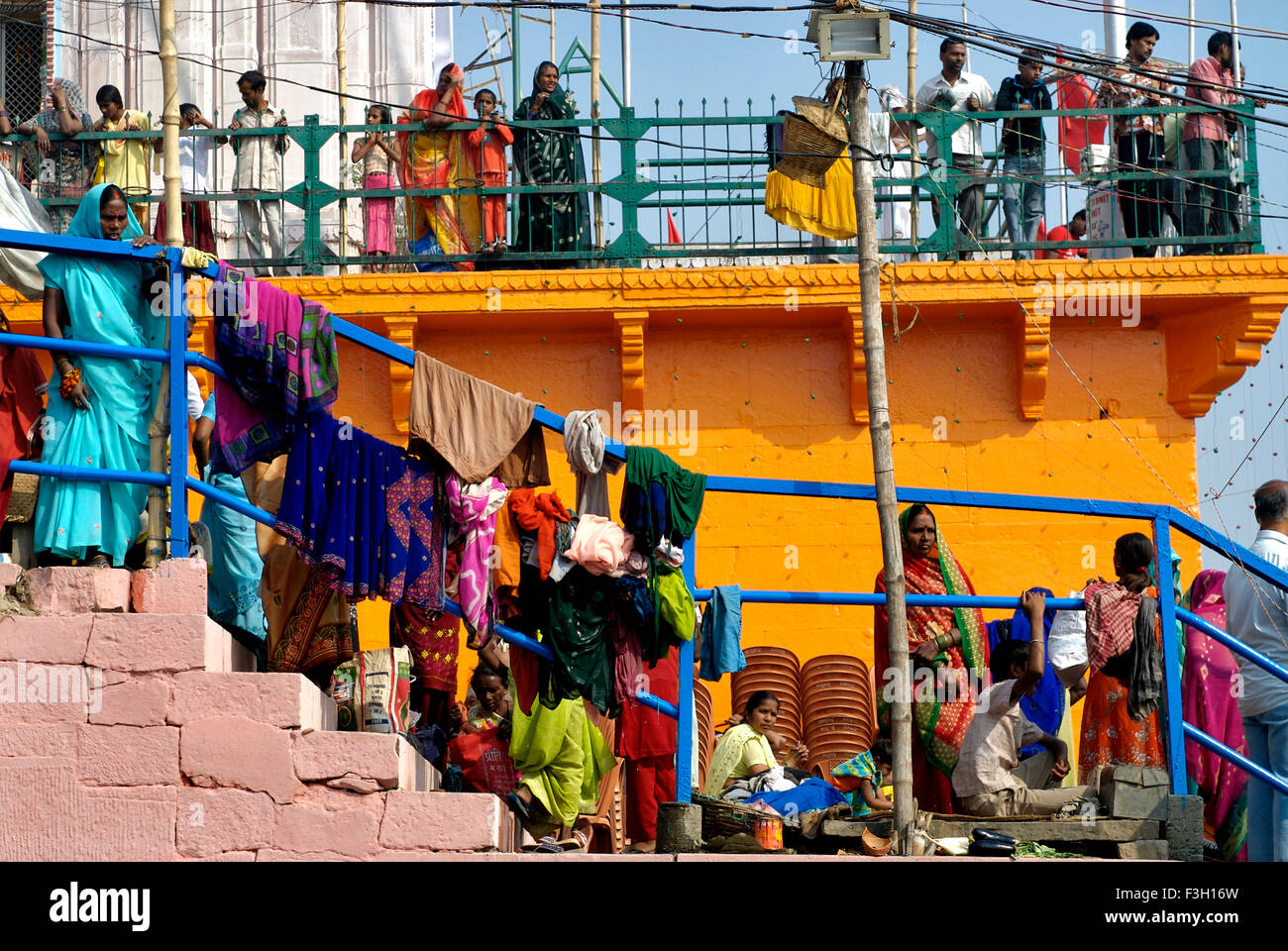 Les gens passent devant le séchage des vêtements à Prayag ghat ; Varanasi Uttar Pradesh ; Inde ; Banque D'Images