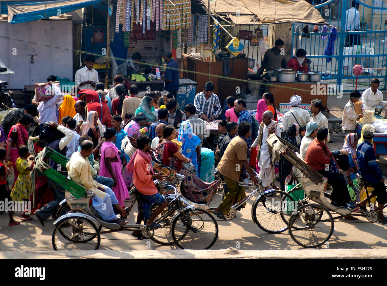 Les personnes qui s'y passé côté rue étals sur les vélos-pousse ; Varanasi Uttar Pradesh ; Inde ; Banque D'Images