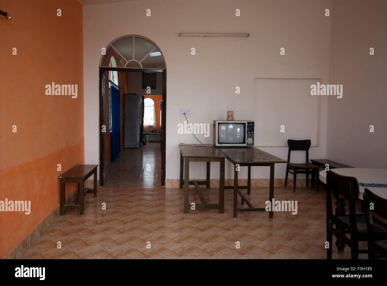 Intérieur d'une chambre avec une télévision sur une table ; ; ; d'Uttaranchal Inde Dehradun Banque D'Images