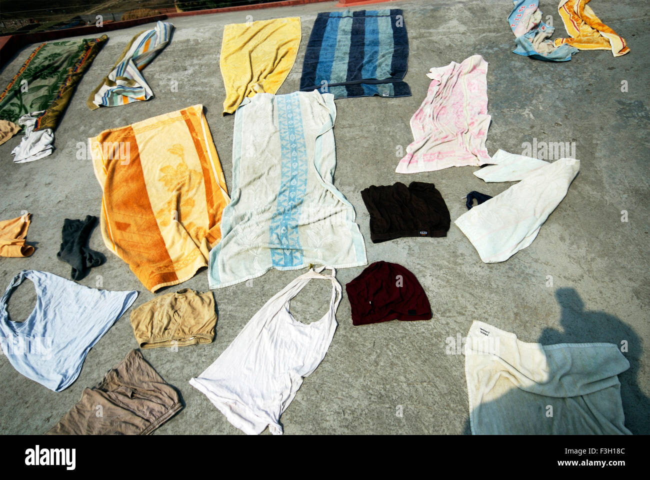 Le séchage des vêtements sur un toit d'une maison ; ; ; d'Uttaranchal Inde Dehradun Banque D'Images