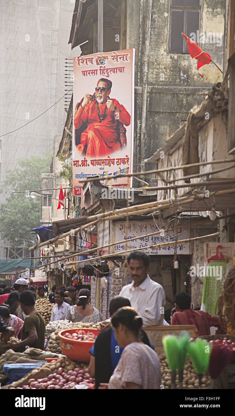 Affiche de Bala saheb Thackarey dans région de marché ; Grant Road ; Bombay Mumbai Maharashtra ; maintenant ; Inde PAS DE MR Banque D'Images