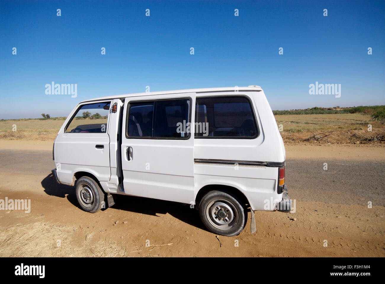 Un livre blanc sur le bord maruti van stationné ; ; ; Inde Gujarat Kutch Banque D'Images