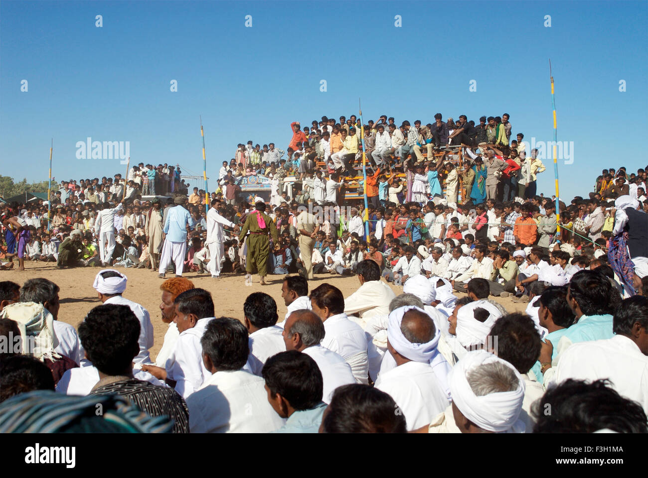 Les gens observent Bakh MAl Akhada wrestling Shivratri juste ; ; ; Inde Gujarat Kutch Banque D'Images