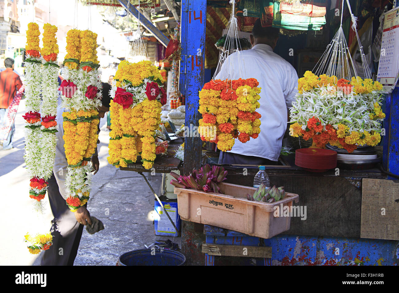 Vente de fleurs et autres éléments de prière près de Mahalakshmi ; temple Mahalakshmi ; Bombay maintenant Mumbai Maharashtra ; Inde ; Banque D'Images
