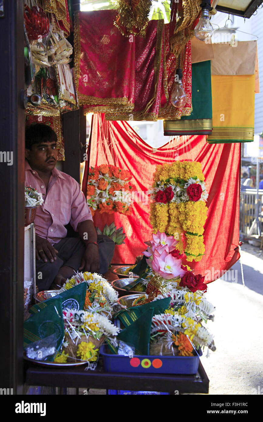 Vente de fleurs et autres éléments de prière près de Mahalakshmi ; temple Mahalakshmi ; Bombay maintenant Mumbai Maharashtra ; Inde ; Banque D'Images