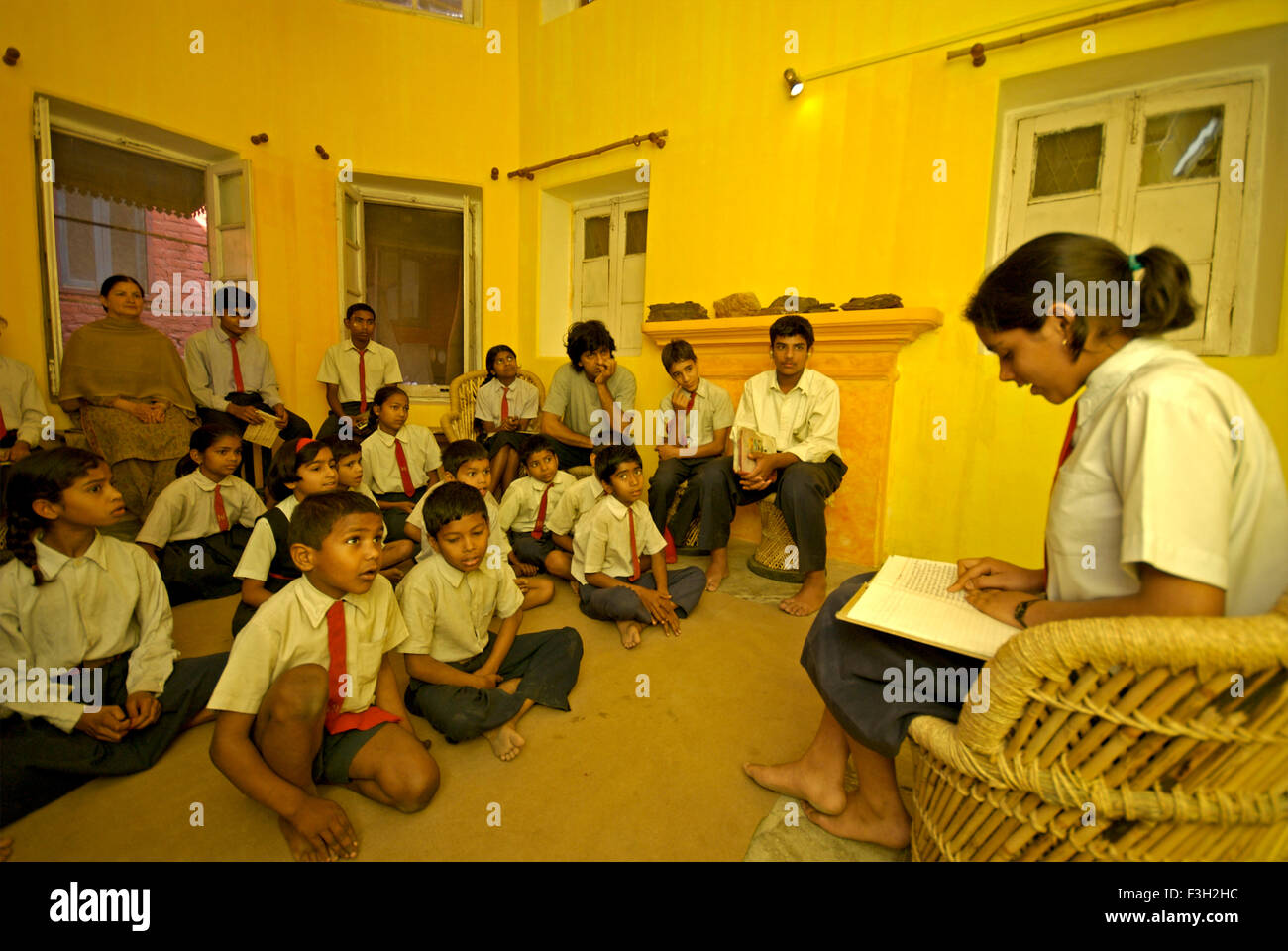 Essai de lecture de fille à la classe ; Nanhi Dunya école ; Doon école ; Dehradun ; Dera Doon, Uttariscal,Uttarakhand, Inde, Asie, asiatique, Indien ;M. NO 711 Banque D'Images
