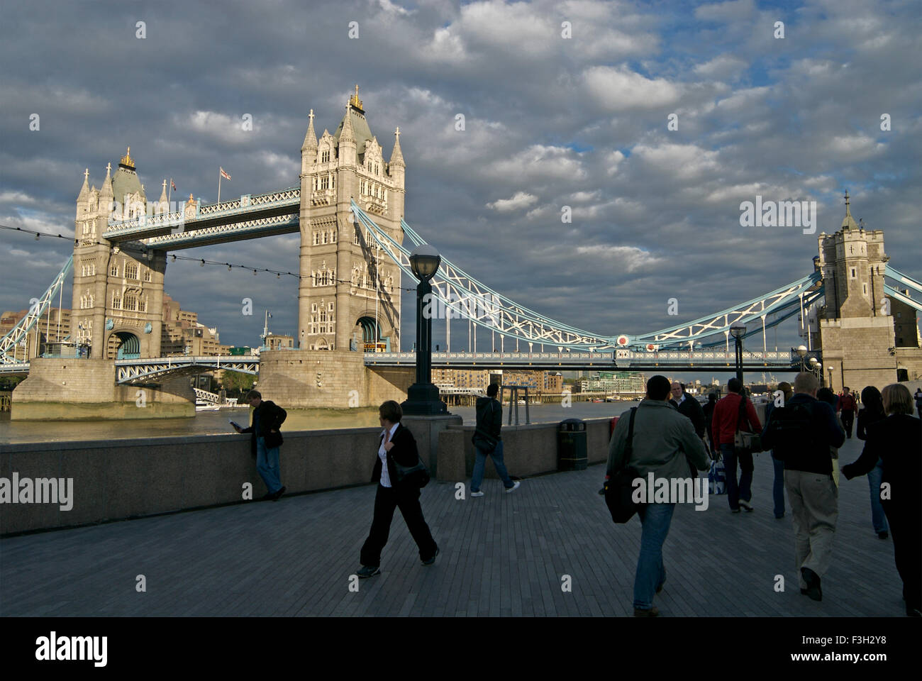 Les personnes qui s'y passé au Tower Bridge sur la rivière Thames ; Londres ; Royaume-Uni Royaume-Uni Angleterre Banque D'Images
