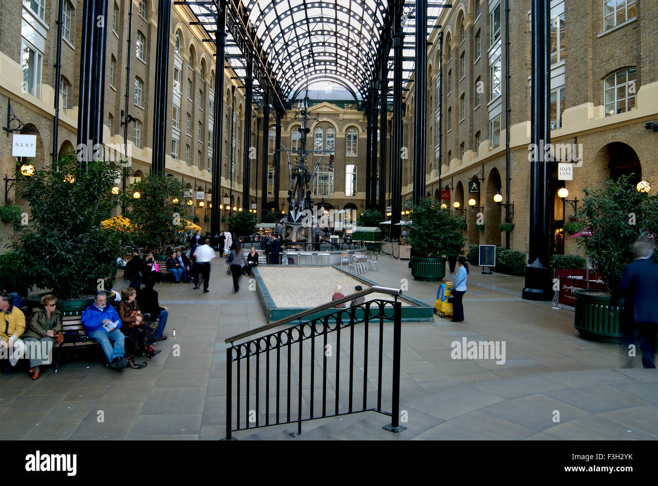Boutiques de l'atrium, Londres, Angleterre, Royaume-Uni, Royaume-Uni Banque D'Images