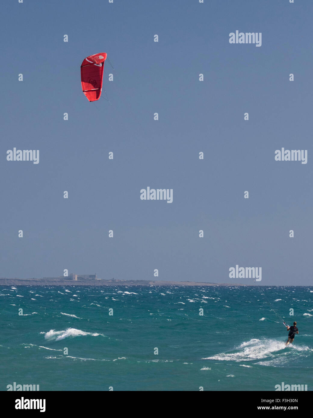 Kitesurfers profitez de la brise de terre à Kurion Beach à Chypre Banque D'Images