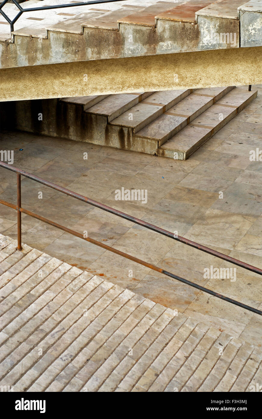 Trois cas d'escalier ouvert d'un bâtiment commercial à l'entrée du Gujarat ; Inde ; Rajkot Banque D'Images