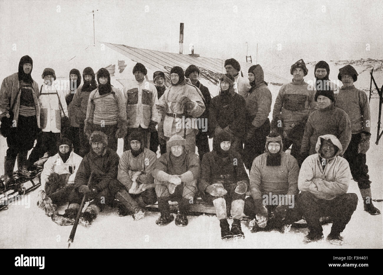 Robert Falcon Scott, 1868-1912, dernière rangée centre à Balaclava, avec les membres de la malheureuse expédition Terra Nova en 1912. Le Capitaine Robert Falcon Scott. Officier de la marine royale anglaise et explorer. Banque D'Images