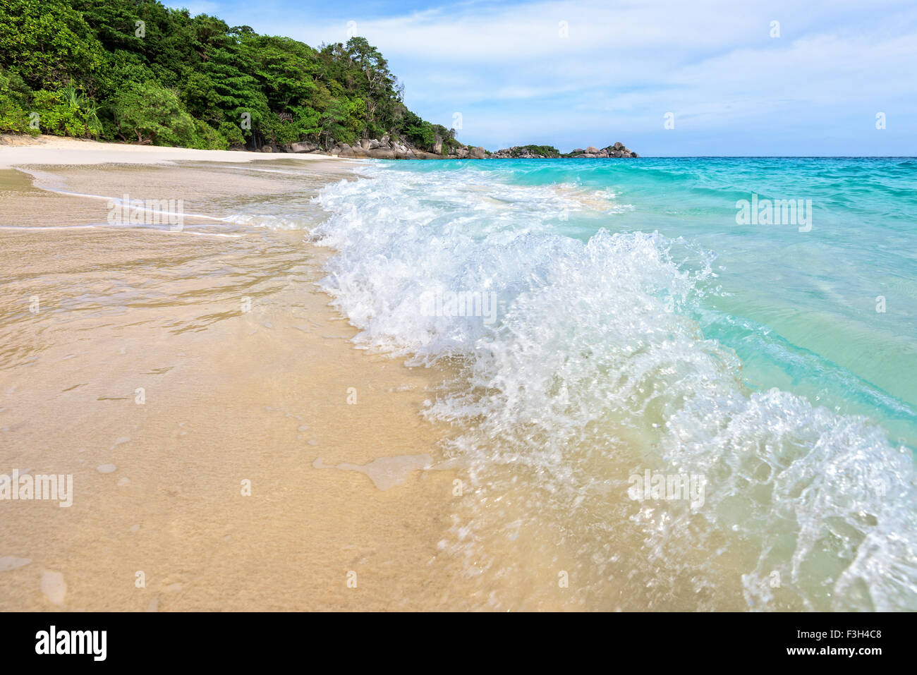 Beau paysage bleu de la mer de sable blanc et des vagues sur la plage en été à l'île de Koh Miang dans le Parc National de Mu Ko Similan, Banque D'Images