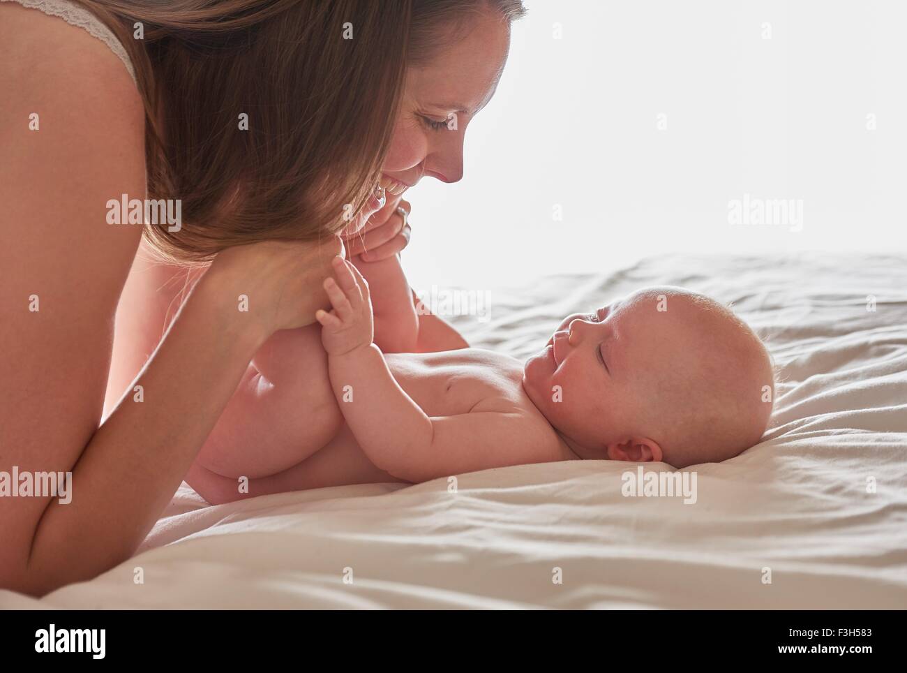 Mère et fille bébé face à face smiling Banque D'Images