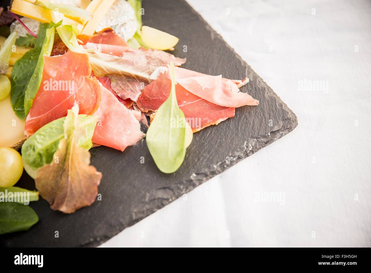 Salade de jambon et de feuilles sur l'ardoise, close-up Banque D'Images