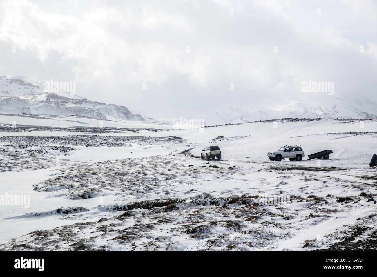 Véhicules sur route de glacier, Husafell, Islande Banque D'Images