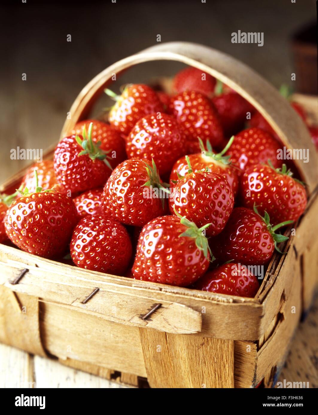 La vie encore de fraises fraîches dans panier Banque D'Images