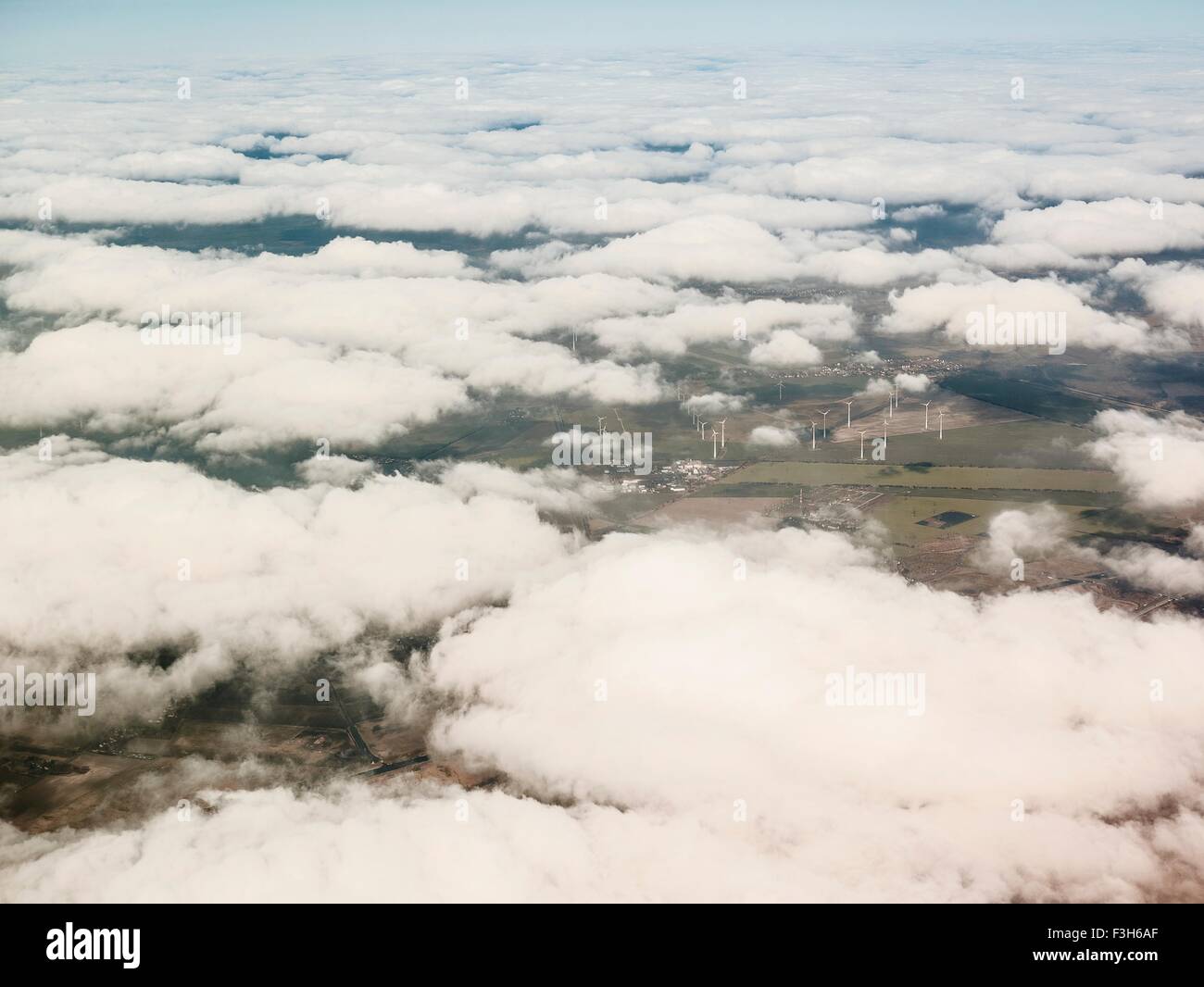 Au-dessus des nuages Vue aérienne des lointaines éoliennes dans le domaine du paysage, Allemagne Banque D'Images