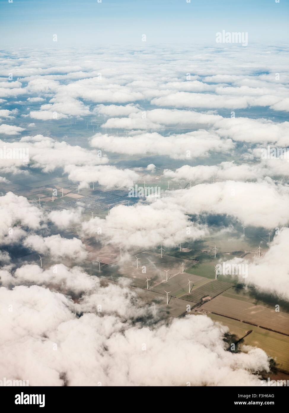 Au-dessus des nuages Vue aérienne des éoliennes dans le paysage sur le terrain, Allemagne Banque D'Images
